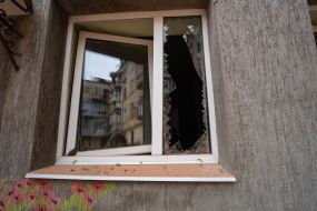 Разбитое из-за взрывной волны окно