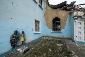 Графіті італійського художника TVboy на Центральному будинку культури в Ірпені