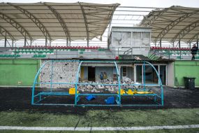 Графіті італійського художника TVboy на руїнах спортивного стадіону в Ірпені