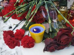 Ukrainians bring flowers to the Turkish embassy in Kyiv