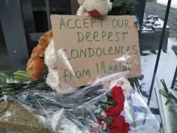 Ukrainians bring flowers to the Turkish embassy in Kyiv