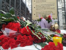 Ukrainians bring flowers to the Turkish embassy in Kyiv