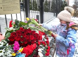 Ukrainians bring flowers to the Turkish embassy in Kyiv