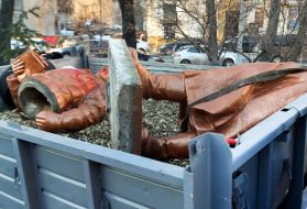 Dismantling of the monument to Valery Chkalov