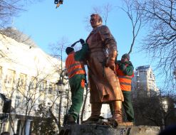 Dismantling of the monument to Valery Chkalov