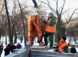 Dismantling of the monument to Valery Chkalov