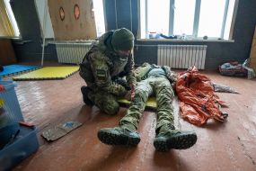 Українські військові проходять тренінг з тактики та меддопомоги