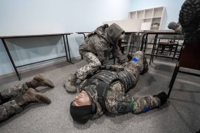 Українські військові проходять тренінг з тактики та меддопомоги