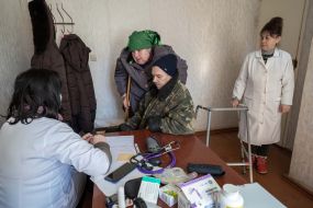 A family doctor and a nurse are receiving local residents in the village of Pidvysoke