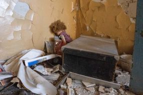 Детская игрушка в одной из квартир пострадавшего от взрыва многоквартирного дома