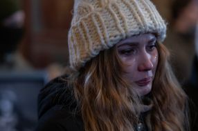 Девушка на церемонии прощания с погибшими бойцами