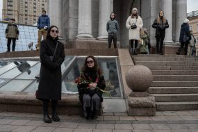 People at the funeral of the Ukrainian military