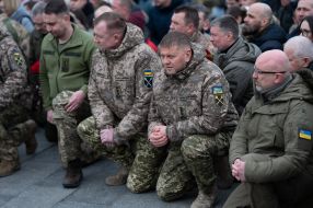 Валерий Залужный во время церемонии прощания с Дмитрием Коцюбайло (позывной "Да Винчи")