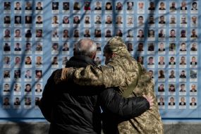 A man and a soldier near the Wall of Remembrance
