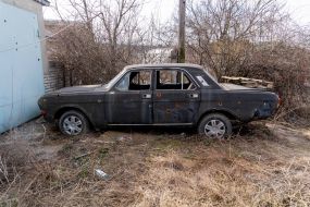 Расстрелянный автомобиль "Волга" ГАЗ24