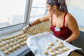Competition of volunteer teams in sculpting dumplings for wounded defenders of Ukraine