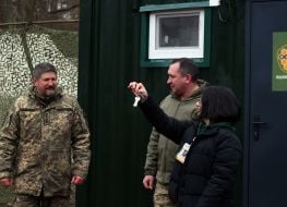 Diana Ilnytska hands over the keys to the mobile bath and laundry complexes to Anatoly Kraschenko