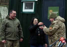 Diana Ilnytska hands over the keys to the mobile bath and laundry complexes to Oleksandr Derkach