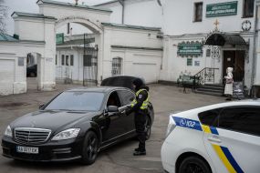 The police check all cars leaving the territory of the Kyiv-Pechersk Lavra