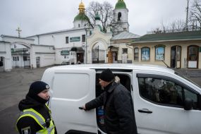The police check all cars leaving the territory of the Kyiv-Pechersk Lavra