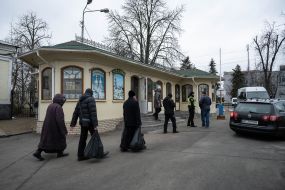 The police check all cars leaving the territory of the Kyiv-Pechersk Lavra