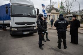 The police check all cars leaving the territory of the Kyiv-Pechersk Lavra