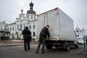 The police check all cars leaving the territory of the Kyiv-Pechersk Lavra