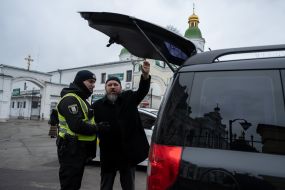 The police check all cars leaving the territory of the Kyiv-Pechersk Lavra