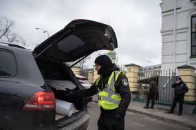 The police check all cars leaving the territory of the Kyiv-Pechersk Lavra