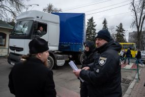 The police check all cars leaving the territory of the Kyiv-Pechersk Lavra
