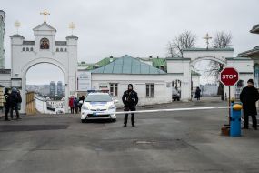The police check all cars leaving the territory of the Kyiv-Pechersk Lavra