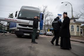 The police check all cars leaving the territory of the Kyiv-Pechersk Lavra