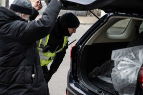 The police check all cars leaving the territory of the Kyiv-Pechersk Lavra