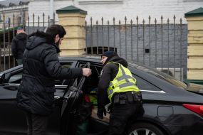 The police check all cars leaving the territory of the Kyiv-Pechersk Lavra
