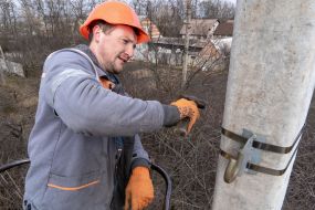 Employees of "Kharkovoblenergo" restore power supply in the village of Tsirkuny, Kharkiv region