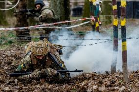 Soldiers overcome the obstacle course