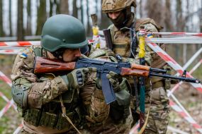 Soldiers overcome the obstacle course