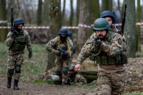 Soldiers overcome the obstacle course