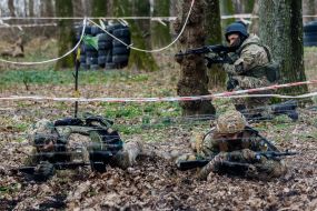 Soldiers overcome the obstacle course