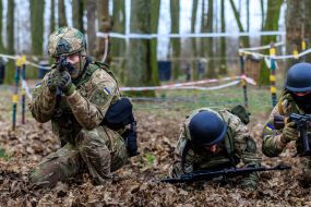 Soldiers overcome the obstacle course