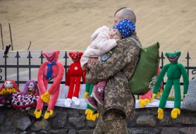 Военный с ребенком на руках