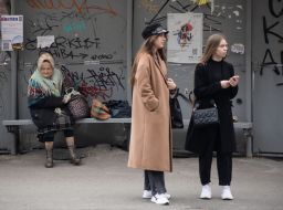 Дівчата та літня жінка