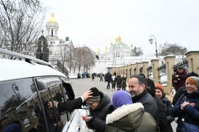 Believers of the UOC MP near Metropolitan Pavlo's car