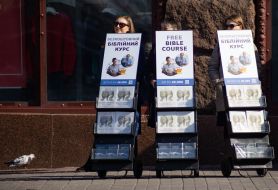 Стенди з інформацією про безкоштовний біблійний курс