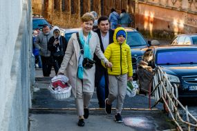 Greek Catholics carry consecrated Easter baskets