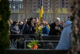 Поминальный день на кладбище в Буче