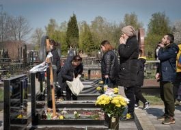 Поминальный день на кладбище в Буче