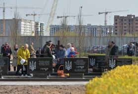 Поминальный день на кладбище в Буче