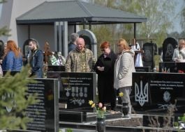 Поминальный день на кладбище в Буче