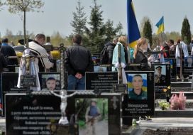 Поминальный день на кладбище в Буче